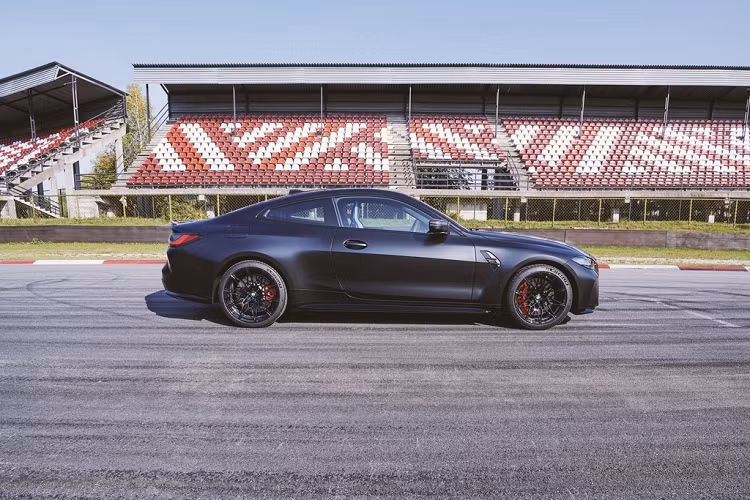 Công suất cực đại của khối động cơ này vào khoảng 510 mã lực và mô men xoắn tối đa 650 Nm. Hộp số tiêu chuẩn của M4 Competition là loại 8 cấp M Steptronic Drivelogic.