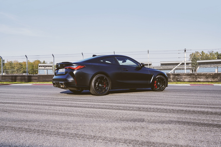 M4 Competition x Kith có khả năng tăng tốc từ 0 lên 100 km/h chỉ trong 3,9 giây, và đạt tốc độ 200 km/h sau 12,5 giây. BMW M4 được trang bị hệ dẫn động mới M xDrive và bộ vi sai cầu sau Active M. Trong quá trình vận hành bình thường, xe sẽ ưu tiên sử dụng cầu sau. Khi cần thêm độ bám, mô-men xoắn sẽ được truyền đến bánh trước để tăng thêm lực kéo.