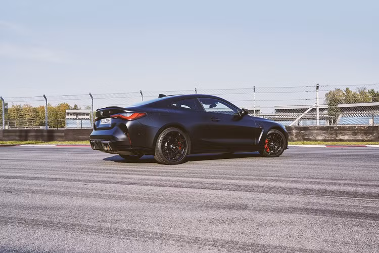 M4 Competition x Kith có khả năng tăng tốc từ 0 lên 100 km/h chỉ trong 3,9 giây, và đạt tốc độ 200 km/h sau 12,5 giây. BMW M4 được trang bị hệ dẫn động mới M xDrive và bộ vi sai cầu sau Active M. Trong quá trình vận hành bình thường, xe sẽ ưu tiên sử dụng cầu sau. Khi cần thêm độ bám, mô-men xoắn sẽ được truyền đến bánh trước để tăng thêm lực kéo.