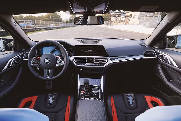 Hệ dẫn động này có ba chế độ khác nhau bao gồm 2WD, 4WD và 4WD Sport. Ở chế độ 2WD, người dùng có thể tắt hệ thống kiểm soát ổn định và trải nghiệm rõ cảm giác của hệ dẫn động cầu sau, không hề có sự can thiệp của hệ thống điện tử nào.