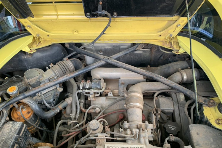 Sức mạnh được truyền đến bánh sau thông qua hộp số tay 5 cấp. Ngoài động cơ này, xe còn bán ra với ba động cơ hút khí tự nhiên khác. Toyota MR2 sử dụng động cơ tăng áp chỉ được bán ra cho thị trường Mỹ và Nhật Bản. Tại Châu Âu chiếc xe chỉ được bán ra với các cấu hình động cơ hút khí tự nhiên.