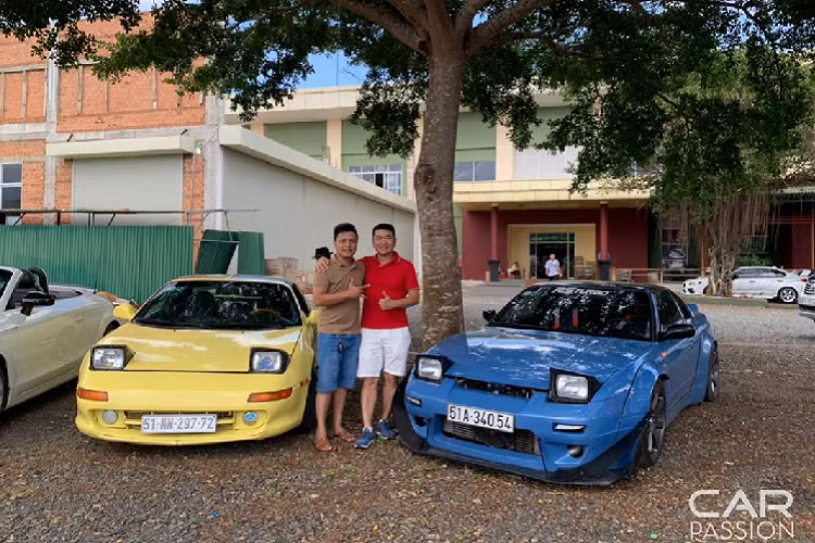 Xe được định vị ở phân khúc chung những xe thể thao hai cửa ở thời điểm đó, vì thế, nó sở hữu động cơ đặt giữa và dẫn động cầu sau, thay cho động cơ đặt trước thường thấy trên những chiếc xe thể thao của Toyota. Ở thời điểm ra mắt và đến tận ngày nay, người mê xe thường gọi MR2 với biệt danh “tiểu Ferrari” vì thiết kế và kiểu cấu hình động cơ của nó.