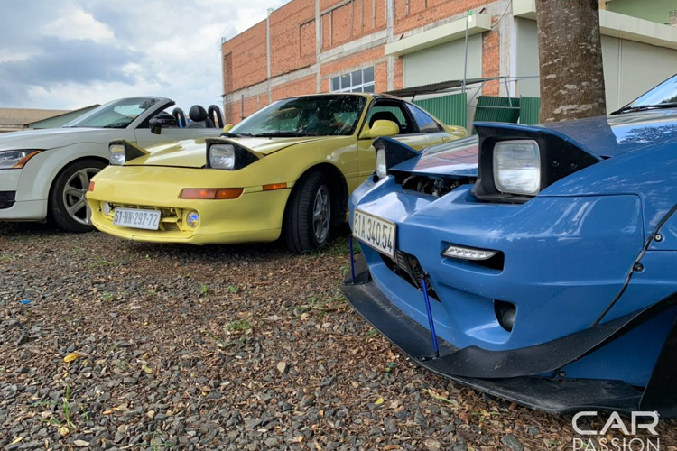 Tuy nhiên, qua gần ba mươi năm, những dấu hiệu “lão hóa” đã xuất hiện một cách rõ rệt trên chiếc xe như màu sơn phai mờ, khoang động cơ đóng bụi dày cùng các thanh giằng bị gỉ sét. Nếu được dọn lại, chiếc xe có thể có giá trị cao hơn đến nhiều lần khi đây hiện đang là chiếc MR2 duy nhất có thể hợp pháp lăn bánh trên đường phố Việt Nam.