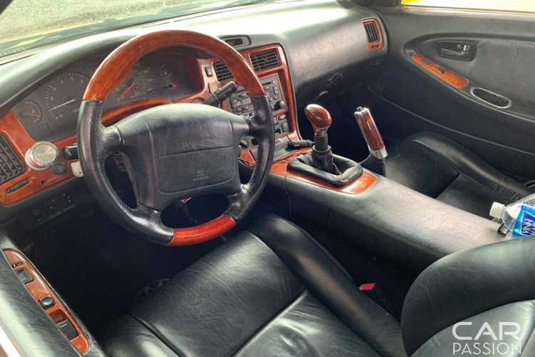 Là một chiếc xe thể thao nhỏ gọn, Toyota MR2 hàng hiếm (W20) này có kích thước tổng thể dài x rộng x cao lần lượt là 4.171 mm x 1.699 mm x 1.234 mm cùng chiều dài cơ sở ở mức 2.400 mm và cân nặng 1.310 kg. Trên thế giới, chiếc MR2 thường nổi tiếng với những màn “hóa thân” thành các mẫu siêu xe đặc biệt như Lamborghini Murcielago SV, Lamborghini Veneno, Ferrari 250 GTO, Ferrari LaFerrari,…