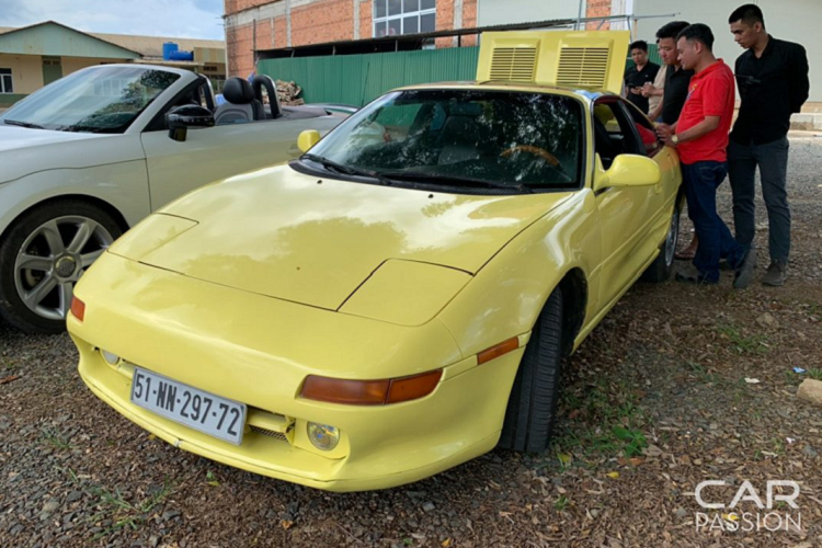 Xe sở hữu ngoại thất sơn vàng cùng bộ mâm năm chấu, đi cùng thiết kế hai cửa thể thao đẹp mắt, đèn pha bật mở đặc trưng của dòng xe thể thao của những năm 80. Mẫu xe này sở hữu phần mui trần có thể tháo rời bằng tay (T-top – targa top). Khoang nội thất bên trong vẫn còn được giữ nguyên như khi lăn bánh khỏi nhà máy.