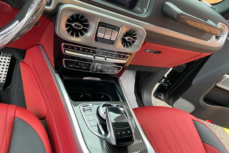 Bên trong khoang lái của xe có nội thất màu đỏ cùng nhiều chi tiết bọc sợi carbon rất khoẻ khoắn.