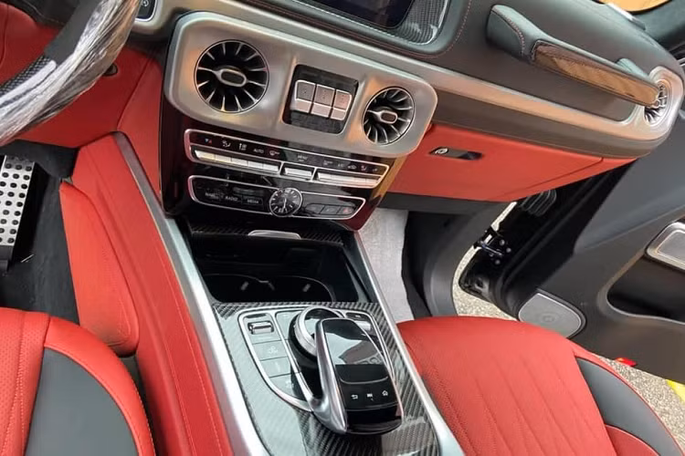 Bên trong khoang lái của xe có nội thất màu đỏ cùng nhiều chi tiết bọc sợi carbon rất khoẻ khoắn.