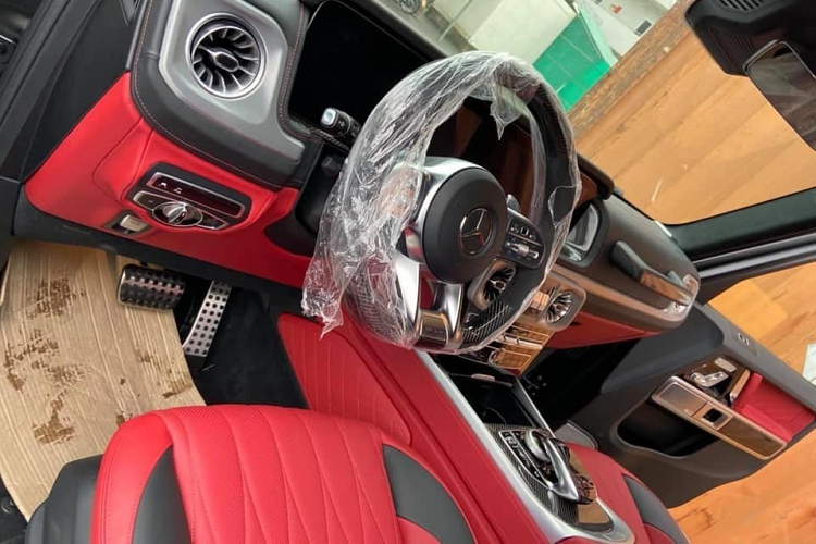 Bên cạnh la-zăng đẹp mắt, chiếc SUV hạng sang Mercedes-AMG G63 có gói tuỳ chọn off-road Trail Package đầu tiên ở Việt Nam sở hữu ngoại thất màu đen mờ đi kèm viền đỏ ở vỏ gương hay bộ tem 3 sọc bên hông xe rất giống với phiên bản Mercedes-AMG G63 Edition One.