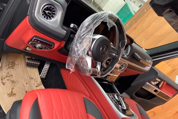 Bên cạnh la-zăng đẹp mắt, chiếc SUV hạng sang Mercedes-AMG G63 có gói tuỳ chọn off-road Trail Package đầu tiên ở Việt Nam sở hữu ngoại thất màu đen mờ đi kèm viền đỏ ở vỏ gương hay bộ tem 3 sọc bên hông xe rất giống với phiên bản Mercedes-AMG G63 Edition One.