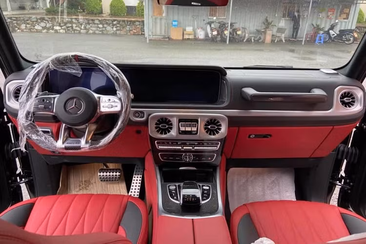 Ngoài bộ mâm độc đáo này ra, những chiếc Mercedes-AMG G63 có gói tuỳ chọn off-road Trail Package còn có thêm hệ thống treo mới một số thay đổi nhỏ ở chắn bùn bánh xe và cản va sau. Ở Đức, gói tuỳ chọn off-road Trail Package trên những chiếc Mercedes-AMG G63 có giá hơn 81 triệu đồng. Còn giá xe Mercedes-AMG G63 2020 đầu tiên Việt Nam mang gói tuỳ chọn off-road Trail Package có giá bán trên 11 tỷ đồng.