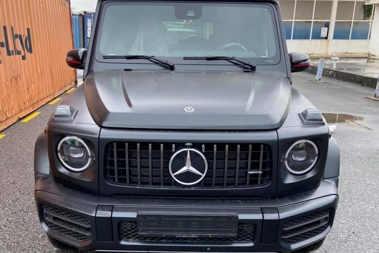 Dòng xe SUV hạng sang Mercedes-AMG G63 2020 mới đang nhận được khá nhiều sự quan tâm của giới chơi xe Việt, ít nhất đã có hơn 35 chiếc Mercedes-AMG G63 thuộc các phiên bản như tiêu chuẩn, Mercedes-AMG G63 Edition One cho đến các biến thể độ của Brabus. Và mới đây nhất, một chiếc Mercedes-AMG G63 có gói tuỳ chọn off-road Trail Package đầu tiên đã về Việt Nam.