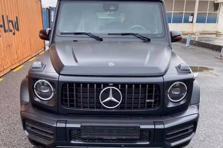 Dòng xe SUV hạng sang Mercedes-AMG G63 2020 mới đang nhận được khá nhiều sự quan tâm của giới chơi xe Việt, ít nhất đã có hơn 35 chiếc Mercedes-AMG G63 thuộc các phiên bản như tiêu chuẩn, Mercedes-AMG G63 Edition One cho đến các biến thể độ của Brabus. Và mới đây nhất, một chiếc Mercedes-AMG G63 có gói tuỳ chọn off-road Trail Package đầu tiên đã về Việt Nam.