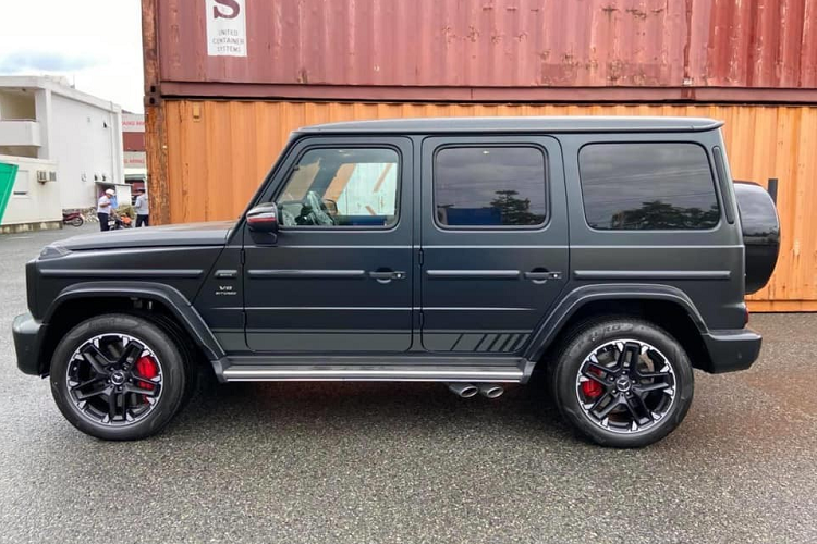 Sức mạnh được truyền tới cả 4 bánh thông qua hộp số tự động AMG Speedshift Plus 9 cấp. Nhờ đó, chiếc SUV hạng sang Mercedes-AMG G63 đời mới có gói tuỳ chọn off-road Trail Package đầu tiên ở Việt Nam có thể tăng tốc từ vị trí xuất phát lên 100 km/h trong thời gian 4,5 giây trước khi đạt vận tốc tối đa 220 km/h.