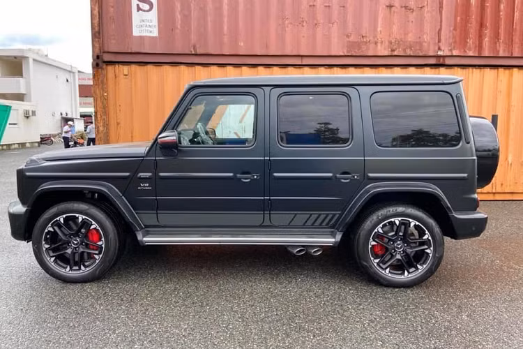 Sức mạnh được truyền tới cả 4 bánh thông qua hộp số tự động AMG Speedshift Plus 9 cấp. Nhờ đó, chiếc SUV hạng sang Mercedes-AMG G63 đời mới có gói tuỳ chọn off-road Trail Package đầu tiên ở Việt Nam có thể tăng tốc từ vị trí xuất phát lên 100 km/h trong thời gian 4,5 giây trước khi đạt vận tốc tối đa 220 km/h.