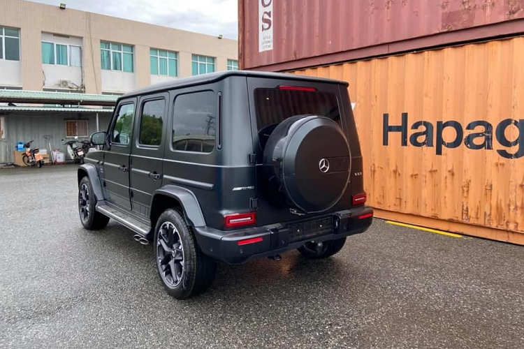 Nhìn bên ngoài chiếc SUV hạng sang Mercedes-AMG G63 đời mới có gói tuỳ chọn off-road Trail Package này chỉ có điểm nhấn khác biệt so với hàng chục xe về nước trước đó chính là bộ la-zăng thiết kế kiểu cách và rất sành điệu.