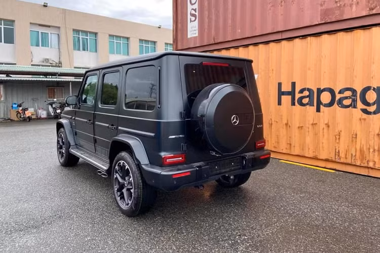 Nhìn bên ngoài chiếc SUV hạng sang Mercedes-AMG G63 đời mới có gói tuỳ chọn off-road Trail Package này chỉ có điểm nhấn khác biệt so với hàng chục xe về nước trước đó chính là bộ la-zăng thiết kế kiểu cách và rất sành điệu.