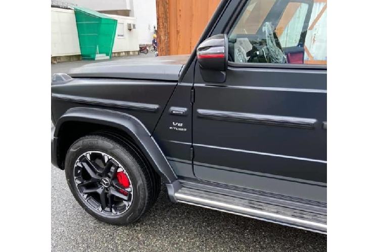 Bộ vó này trên Mercedes-AMG G63 có gói tuỳ chọn off-road Trail Package đầu tiên về Việt Nam thiết kế 5 chấu kép sơn đen mờ và các chi tiết mẹ crôm cũng như bộ lốp địa hình mới. Bộ mâm này thực sự quá chất so với các thiết kế mâm đã được nhìn thấy trên Mercedes-AMG G63 tiêu chuẩn và Mercedes-AMG G63 Edition One.