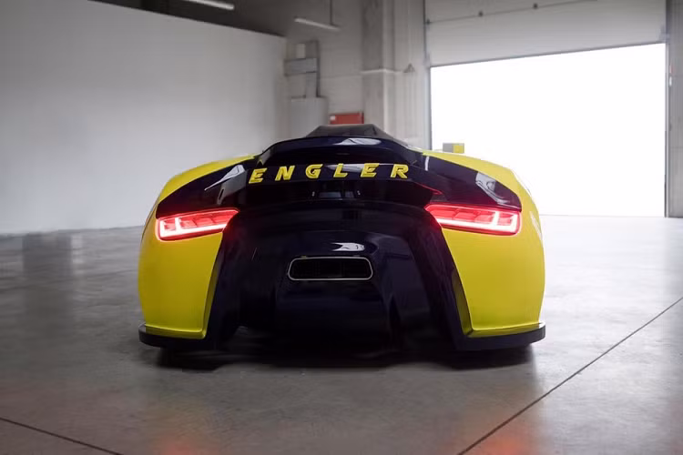 Thân vỏ sợi carbon của xe được thiết kế, phát triển, kiểm tra, và sản xuất hoàn toàn nội bộ bởi Engler và nó chỉ nặng trên 100 km mà thôi. Nhà sản xuất gốc Slovakia khẳng định rằng đã tự phát triển khung gầm nhôm trọng lượng nhẹ từ con số 0, nhưng nghiên cứu tỷ lệ kích thước xe cho thấy nó có thể đã nhận chút cảm hứng từ kiến trúc thể thao của Audi R8 và Lamborghini Huracan.