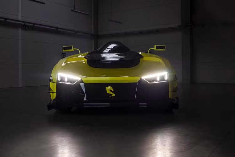 Mặc dù cưỡi ngựa đua là một kỹ năng đòi hòi nhiều năm rèn luyện, ít nhất rằng nó không phải chuyện hiếm quá hiếm và nhất định không điên rồ như cầm lái một chiếc siêu môtô 4 bánh mạnh 1.100 mã lực. Thế giới có đầy những siêu xe ô tô và siêu mô tô, nhưng có ai từng nghe tới siêu xe máy 4 bánh.