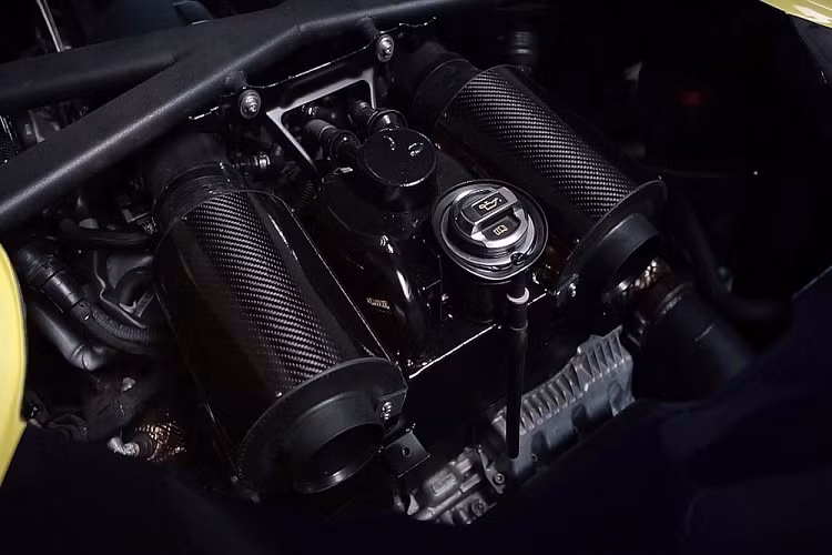 Engler đã cố gắng thay đổi quan niệm đó bằng cách vén màn mẫu siêu xe máy 4 bánh đầu tiên tại Triển lãm Ô tô Geneva 2019. Nó đã bắt gặp nhiều ánh mắt hoài nghi, nhưng rõ ràng là thu hút nhiều sự chú ý của mọi người vì sự khác biệt.