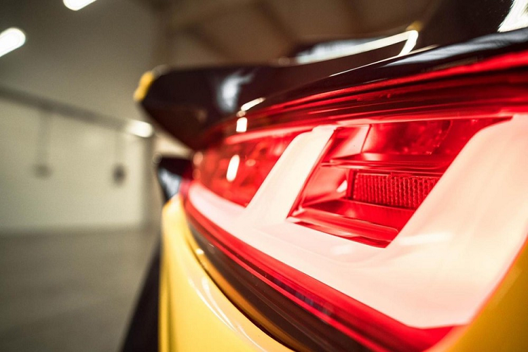 Siêu xe 2 chỗ ngồi này cũng có trang bị động cơ V10 dung tích 5.2 lít từ Lamborghini mà có được lắp đặt ở hai mẫu xe nhắc tới bên trên. Tuy nhiên, nhà sản xuất đã đưa mọi thứ lên một tầng cao mới bằng cách bổ sung hai bộ tăng áp cho khối động cơ hút khí tự nhiên, tăng công suất lên 1.100 mã lực, khiến Engler FF đạt tỉ lệ công suất/trọng lượng 1:1. Nhờ vậy, siêu xe lạ thường này có thể gia tốc từ 0-100 km/h trong chỉ 2,5 giây, và đạt tốc độ tối đa hạn chế điện tử 350 km/h.