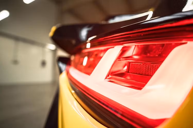 Siêu xe 2 chỗ ngồi này cũng có trang bị động cơ V10 dung tích 5.2 lít từ Lamborghini mà có được lắp đặt ở hai mẫu xe nhắc tới bên trên. Tuy nhiên, nhà sản xuất đã đưa mọi thứ lên một tầng cao mới bằng cách bổ sung hai bộ tăng áp cho khối động cơ hút khí tự nhiên, tăng công suất lên 1.100 mã lực, khiến Engler FF đạt tỉ lệ công suất/trọng lượng 1:1. Nhờ vậy, siêu xe lạ thường này có thể gia tốc từ 0-100 km/h trong chỉ 2,5 giây, và đạt tốc độ tối đa hạn chế điện tử 350 km/h.