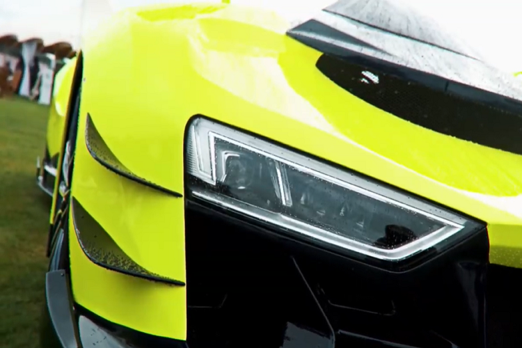 Chưa hết, FF cũng có lắp đặt một hệ thống ống xả bằng hợp kim titan và bộ la-zăng hợp kim magiê cỡ 20 inch, nặng 7,5 kg mỗi bánh ở phía trước và 8,2 kg mỗi bánh ở phía sau. Một bảng đồng hồ kỹ thuật số được đặt phía trước tay lái và giao diện chính của nó, dựa trên hệ thống MMI của Audi, có thể được điều khiển từ xa bằng một ứng dụng trên điện thoại thông minh. Đèn pha và đèn hậu cũng vay mượn từ Audi, và áp dụng công nghệ đèn Matrix sáng tạo.