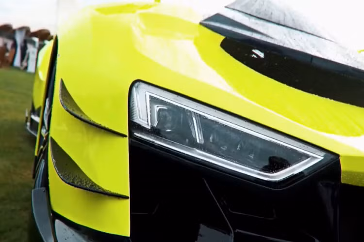 Chưa hết, FF cũng có lắp đặt một hệ thống ống xả bằng hợp kim titan và bộ la-zăng hợp kim magiê cỡ 20 inch, nặng 7,5 kg mỗi bánh ở phía trước và 8,2 kg mỗi bánh ở phía sau. Một bảng đồng hồ kỹ thuật số được đặt phía trước tay lái và giao diện chính của nó, dựa trên hệ thống MMI của Audi, có thể được điều khiển từ xa bằng một ứng dụng trên điện thoại thông minh. Đèn pha và đèn hậu cũng vay mượn từ Audi, và áp dụng công nghệ đèn Matrix sáng tạo.