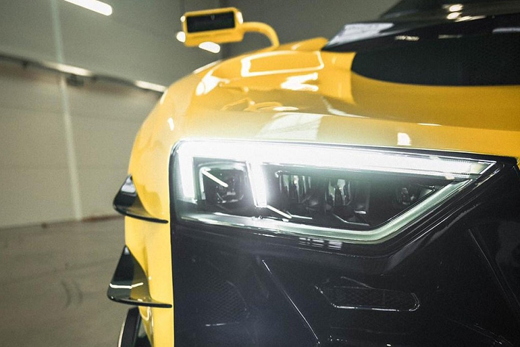 Hệ thống phanh của siêu môtô 4 bánh Engler FF bao gồm trang bị từ Brembo và có kẹp phanh monobloc nhôm 6 pít-tông ở phía trước và loại 4 pít-tông ở phía sau. Đĩa phanh thông gió bằng sứ-carbon ở phía trước có kích thước 400x38 mm trong khi loại ở phía sau thì nhỏ hơn với kích thước 380x38 mm. Đây là cùng phiên bản hệ thống phanh được sử dụng bởi Lamborghini trên mọi chiếc Aventador.