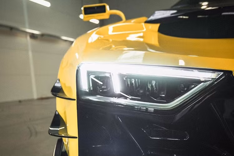 Hệ thống phanh của siêu môtô 4 bánh Engler FF bao gồm trang bị từ Brembo và có kẹp phanh monobloc nhôm 6 pít-tông ở phía trước và loại 4 pít-tông ở phía sau. Đĩa phanh thông gió bằng sứ-carbon ở phía trước có kích thước 400x38 mm trong khi loại ở phía sau thì nhỏ hơn với kích thước 380x38 mm. Đây là cùng phiên bản hệ thống phanh được sử dụng bởi Lamborghini trên mọi chiếc Aventador.