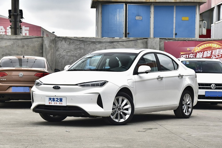 JAC của Trung Quốc dường như là một thương hiệu thích sử dụng những cái tên khác thường, bao gồm nhiều chữ cái viết hoa để đặt tên sản phẩm, đặc biệt là đối với các mẫu xe điện JAC mới. Một vài ví dụ gồm: iEV6V (hatchback cỡ nhỏ), iEV7 (sedan cỡ nhỏ), iEV7S (crossover cỡ C), iESV4 (crossover cỡ C dáng cá tính), và iC5 (sedan).