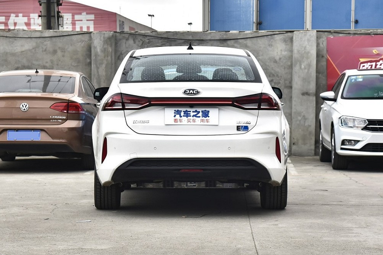 Đối với nội thất, JAC iEVA5 tạo ấn tượng tốt bằng một màn hình cảm ứng lớn tại vị trí trung tâm, tuy nhiên bảng đồng hồ kỹ thuật số lại có chút lỗi thời. Vô lăng xe cũng mang một thiết kế cá tính khác biệt với chi tiết bằng màu bạc.