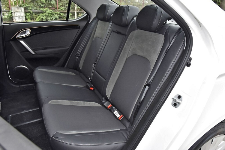 Cụm pin của xe luôn là 56 kWh, có thể cung cấp cự li di chuyển 402 km hoặc 410 theo chu trình NEDC tùy thuộc phiên bản mô tơ điện.