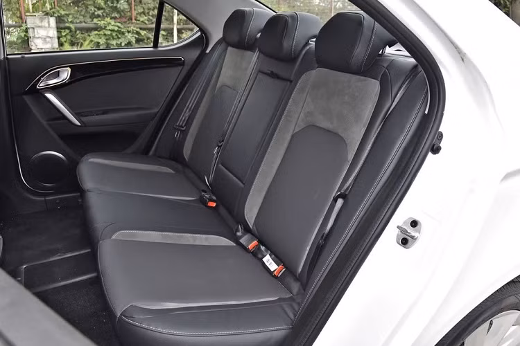 Cụm pin của xe luôn là 56 kWh, có thể cung cấp cự li di chuyển 402 km hoặc 410 theo chu trình NEDC tùy thuộc phiên bản mô tơ điện.