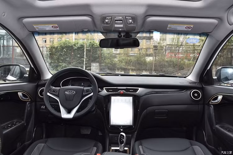 Nội thất của JAC iEVA5 có trang bị một màn hình cảm ứng rất lớn. Ngoài ra, ta còn thấy sự tồn tại của thiết bị châm lửa thuốc lá tại cụm điều khiển trung tâm. Đây là một chi tiết hiếm thấy ngày nay và cho thấy Heyue nguyên bản đã cũ tới mức nào. 
