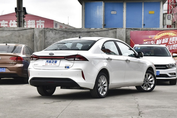 Thông qua những bức ảnh ở đây, ta thấy mặt trước của xe đã loại bỏ lưới tản nhiệt truyền thống, lắp đặt hai cụm đèn mỏng nhỏ, kèm hai hốc gió kích thước trung bình. Nhìn chung, đầu xe không thực ấn tượng như nhiều mẫu xe điện khác ở ngay tại Trung Quốc. Trái lại, phần đuôi xe trông khá lạ mắt với thiết kế đèn hậu nối liền bằng một thanh ngang (một phong cách thường có trên SUV).