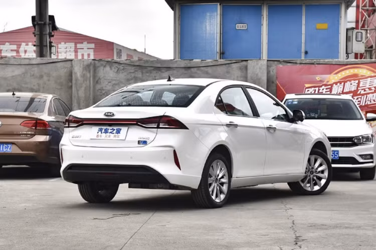 Thông qua những bức ảnh ở đây, ta thấy mặt trước của xe đã loại bỏ lưới tản nhiệt truyền thống, lắp đặt hai cụm đèn mỏng nhỏ, kèm hai hốc gió kích thước trung bình. Nhìn chung, đầu xe không thực ấn tượng như nhiều mẫu xe điện khác ở ngay tại Trung Quốc. Trái lại, phần đuôi xe trông khá lạ mắt với thiết kế đèn hậu nối liền bằng một thanh ngang (một phong cách thường có trên SUV).