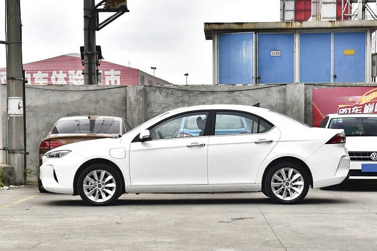 Giá xe JAC iEVA5 mới khởi điểm tại 139.500 nhân dân tệ (tương đương 467,7 triệu đồng) và kết thúc tại 145.500 nhân dân tệ (tương đương 487,7 triệu đồng).