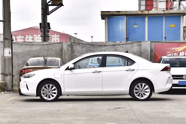 Giá xe JAC iEVA5 mới khởi điểm tại 139.500 nhân dân tệ (tương đương 467,7 triệu đồng) và kết thúc tại 145.500 nhân dân tệ (tương đương 487,7 triệu đồng).