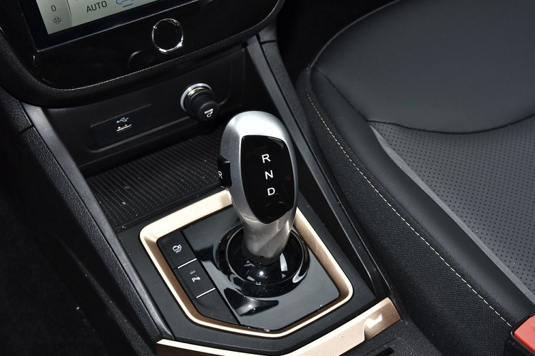 Trên phương diện máy móc, JAC iEVA5 có hai tùy chọn mô tơ điện gồm: 125 mã lực và 270 Nm mô-men xoắn cực đại hoặc 150 mã lực và 330 Nm mô-men xoắn cực đại.