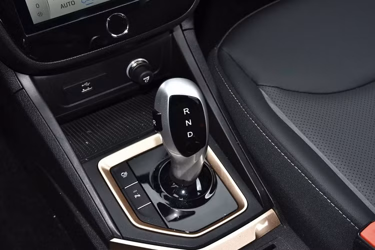 Trên phương diện máy móc, JAC iEVA5 có hai tùy chọn mô tơ điện gồm: 125 mã lực và 270 Nm mô-men xoắn cực đại hoặc 150 mã lực và 330 Nm mô-men xoắn cực đại.