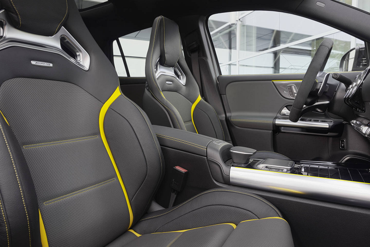 Ở bên trong, bộ ghế trước màu đen được bọc chất liệu MB-Tex và Dinamica có các vòng đệm lớn hơn để tạo sự thoải mái. Ghế AMG Performance ôm sát lưng theo kiểu xe đua là tùy chọn. Bảng điều khiển trung tâm được trang trí màu đen piano và bọc da nappa quanh vô lăng. Như những bản AMG 45 khác, xe cũng được trang trí bằng chất liệu carbon, chỉ may màu đỏ tương phản với tông đen chủ đạo.