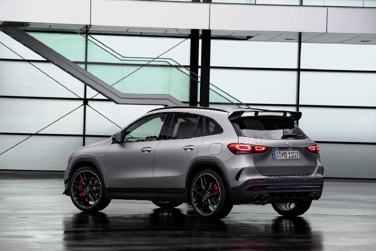 Với hệ thống treo mới đã được điều chỉnh phù hợp với mẫu xe này, GLA 45 mới hứa hẹn khả năng tăng tốc tốt hơn và điều khiển dễ dàng hơn ở tốc độ cao. Nó có thiết kế thanh chống McPherson ở phía trước, xương đòn bằng nhôm, hệ thống treo sau 4 liên kết, ba tay điều khiển ngang và một cánh tay kéo. Hệ thống giảm xóc thích ứng AMG Ride Control với 3 chế độ điều khiển.