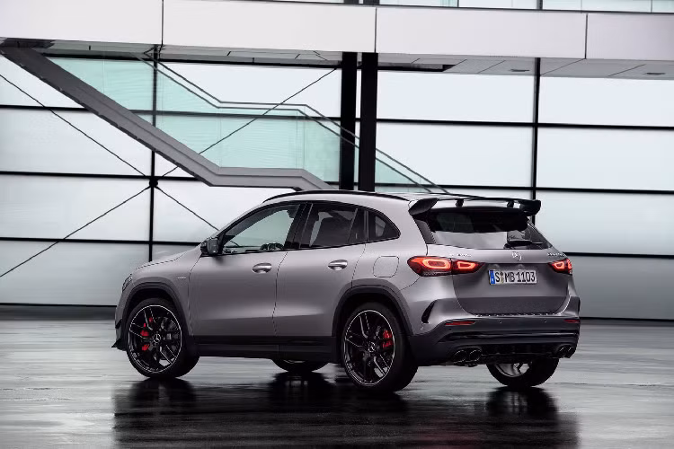 Với hệ thống treo mới đã được điều chỉnh phù hợp với mẫu xe này, GLA 45 mới hứa hẹn khả năng tăng tốc tốt hơn và điều khiển dễ dàng hơn ở tốc độ cao. Nó có thiết kế thanh chống McPherson ở phía trước, xương đòn bằng nhôm, hệ thống treo sau 4 liên kết, ba tay điều khiển ngang và một cánh tay kéo. Hệ thống giảm xóc thích ứng AMG Ride Control với 3 chế độ điều khiển.