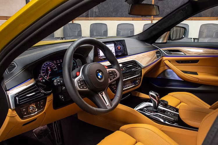 Bên cạnh đó, vị chủ nhân còn bỏ ra thêm 8500 USD để nâng cấp bộ phanh gốm carbon, một trang bị của M. Tô điểm cho nét đẹp ngoại thất trong khi đó còn là bộ mâm M 20-inch với những chấu hình chữ Y và kiểu sơn 2 màu thể thao.