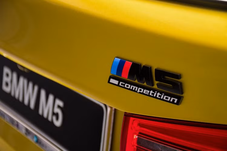 Trong khi đó, màu sơn đen bóng kiểu Piano xuất hiện trên màn hình trung tâm cỡ lớn, khu vực ốp xung quanh điều hòa, bảng điều khiển trung tâm hay khu vực điều chỉnh cửa sổ.