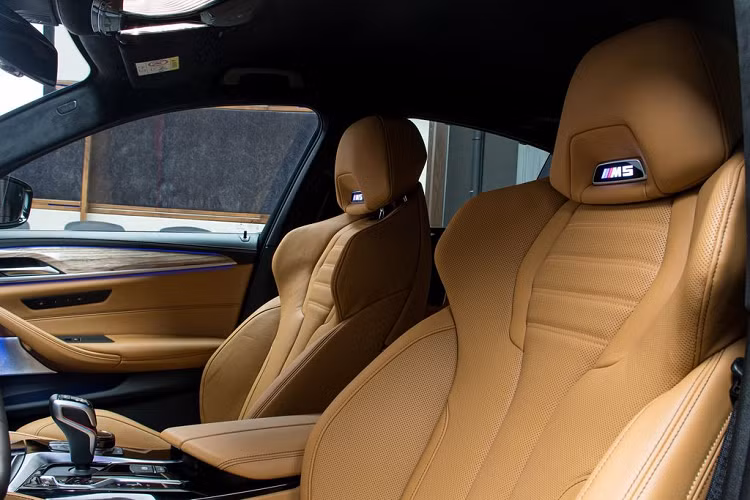 Trong khi đó, màu sơn đen bóng kiểu Piano xuất hiện trên màn hình trung tâm cỡ lớn, khu vực ốp xung quanh điều hòa, bảng điều khiển trung tâm hay khu vực điều chỉnh cửa sổ.