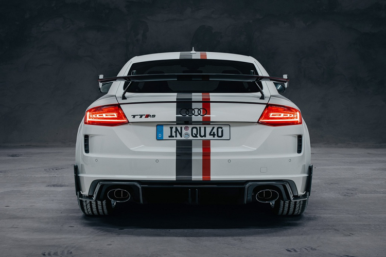 Cánh lướt gió của TT RS 40 có kích thước to hơn model TT RS Coupé giúp cải thiện tính khí động học cho xe. Cản sau cũng được bổ sung thêm các mảng ốp trang trí tối màu, kết hợp với cụm 2 ống xả hình oval giúp đuôi xe đẹp mắt hơn.