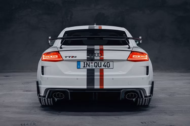 Cánh lướt gió của TT RS 40 có kích thước to hơn model TT RS Coupé giúp cải thiện tính khí động học cho xe. Cản sau cũng được bổ sung thêm các mảng ốp trang trí tối màu, kết hợp với cụm 2 ống xả hình oval giúp đuôi xe đẹp mắt hơn.