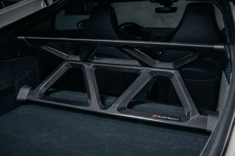 Số thứ tự của mỗi chiếc TT RS 40 được khắc trên cần số. Những trang bị tiện nghi khác được giữ nguyên như bản TT RS Coupé.